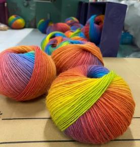 Autumn and Winter hot-selling style: 100% wool rainbow thread in stock